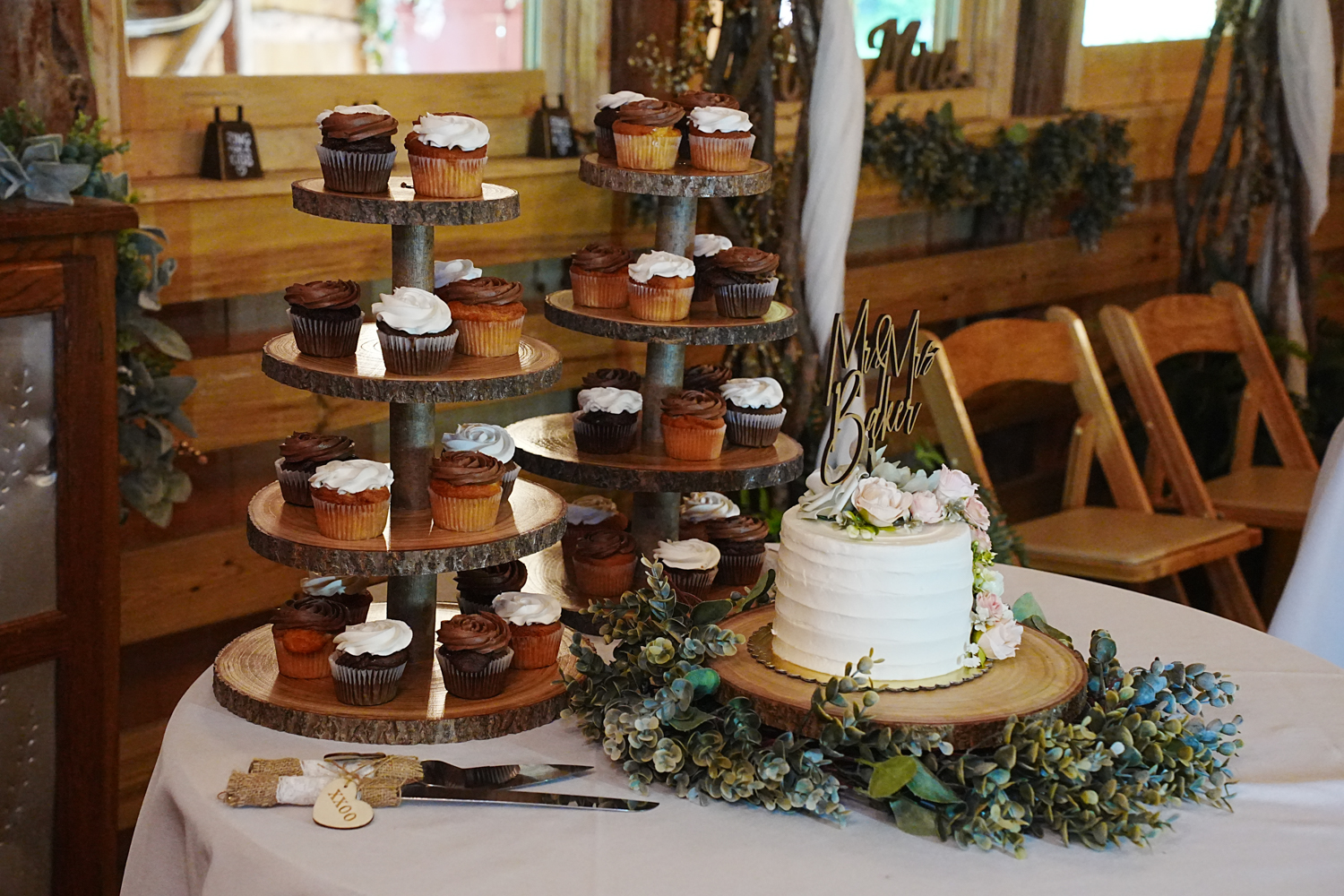 Wedding cakes and cupcakes on display